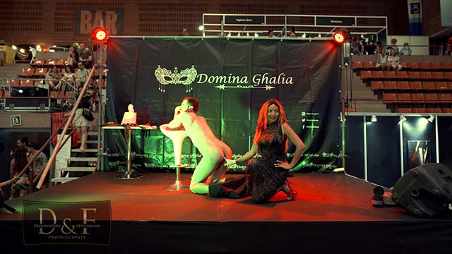 Domina Ghalia sodomiza a un esclavo en show del Salón Erótico